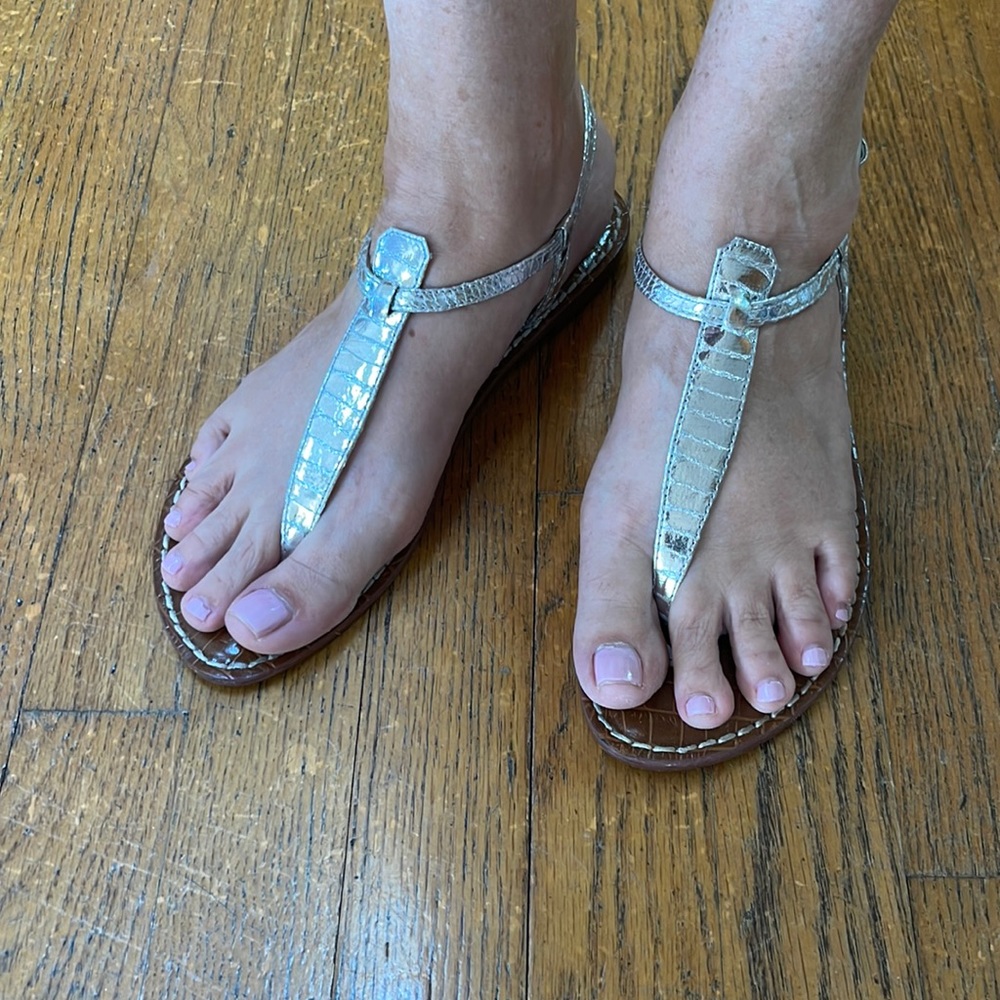 Sam Edelman Gigi silver boa print thong sandals. Size 8.5